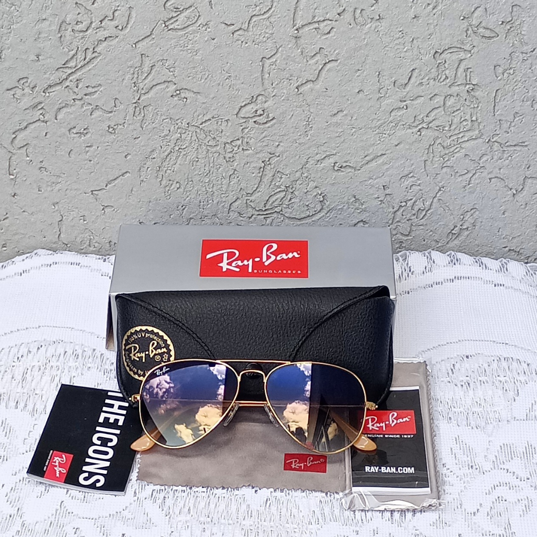 aviador clasico dorado con lentes celestes