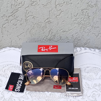 aviador clasico dorado con lentes celestes