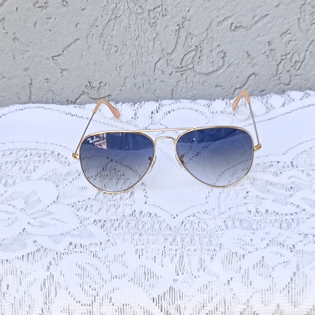 aviador clasico dorado con lentes celestes