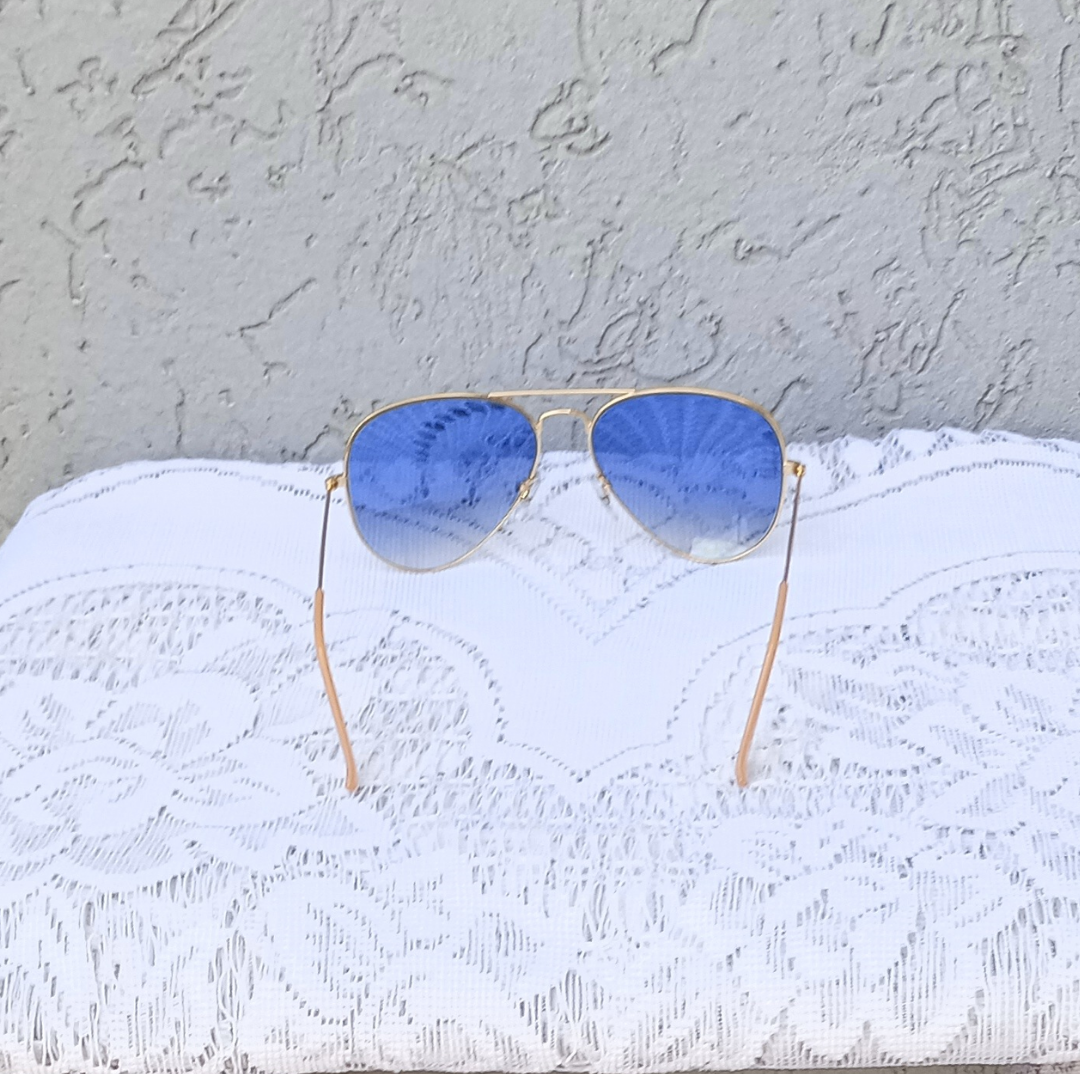 aviador clasico dorado con lentes celestes