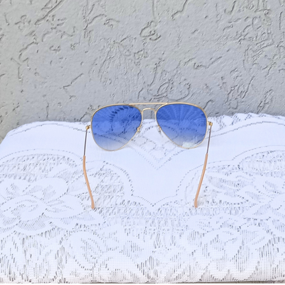 aviador clasico dorado con lentes celestes