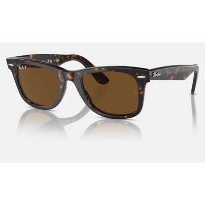 Diseño Wayfarer clásico con acabado carey premium.