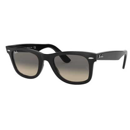 Diseño Wayfarer clásico con acabado negro elegante