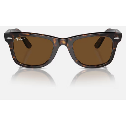 Diseño Wayfarer clásico con acabado carey premium.