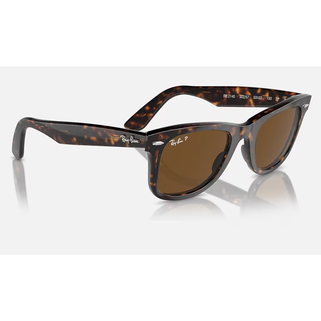 Diseño Wayfarer clásico con acabado carey premium.