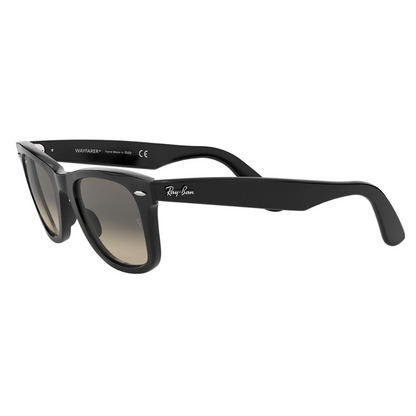 Diseño Wayfarer clásico con acabado negro elegante