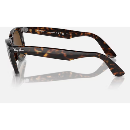 Diseño Wayfarer clásico con acabado carey premium.