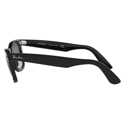 Diseño Wayfarer clásico con acabado negro elegante