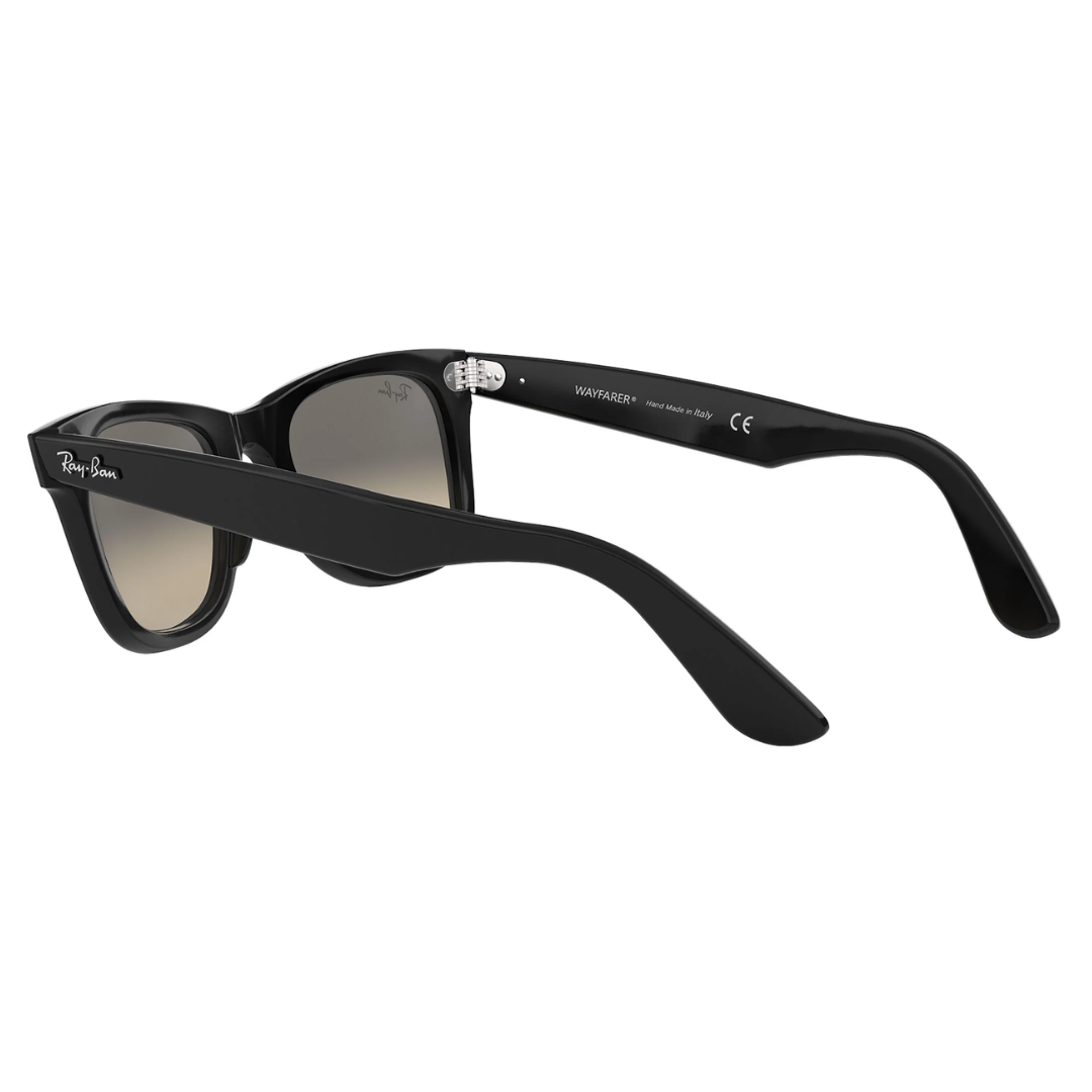Diseño Wayfarer clásico con acabado negro elegante