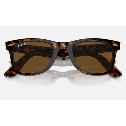 Diseño Wayfarer clásico con acabado carey premium.